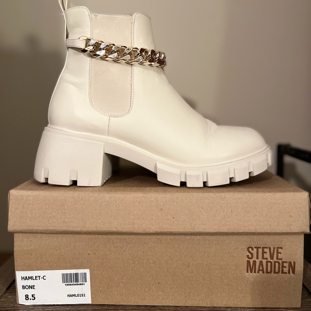 Steve Madden “Hamlet-C” Bone boot with chain